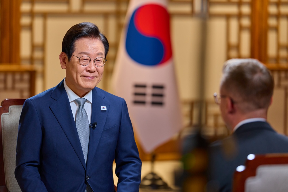 Le président Lee Jae Myung donne une interview à la chaîne américaine CNN, au bureau présidentiel de Yongsan, à Séoul, le 22 octobre 2025. © Bureau présidentiel de la République de Corée