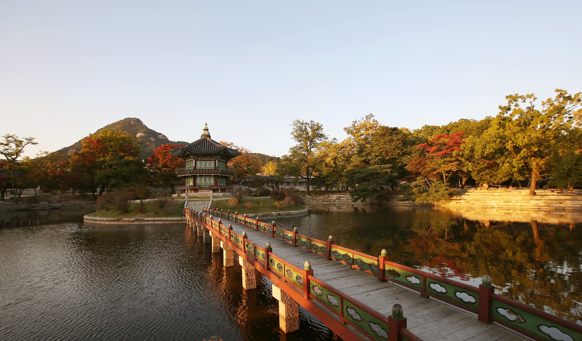 Le pavillon Hyangwonjeong du palais Gyeongbokgung, à Séoul. © Korea.net
