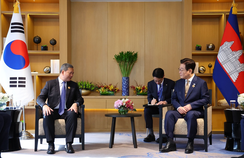 Le président Lee Jae Myung s’entretient avec le Premier ministre cambodgien Hun Manet, en marge du sommet de l’Association des Nations de l'Asie du Sud-Est, à Kuala Lumpur, en Malaisie, le 27 octobre 2025. © Agence de presse Yonhap