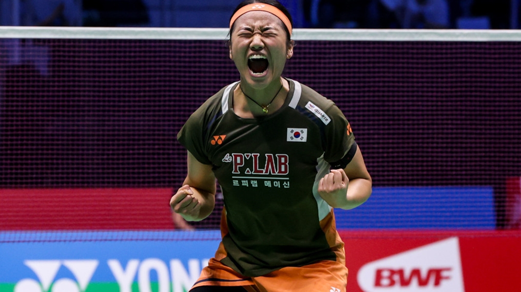La badiste An Seyoung explose de joie après avoir remporté l’Open de France en simple dames, à Cesson-Sévigné, en France, le 26 octobre 2025. © Fédération mondiale de badminton