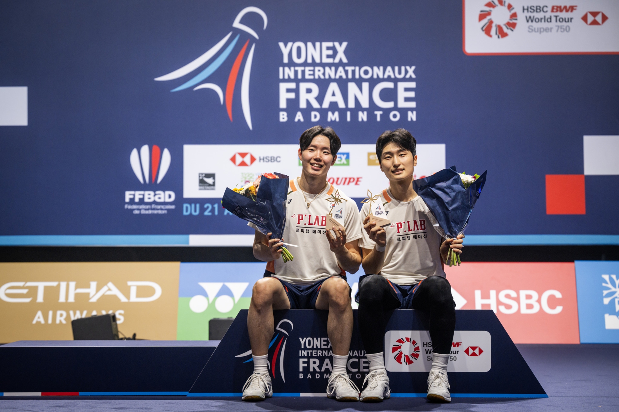 Les badistes Seo Seung-jae et Kim Won-ho célèbrent leur victoire à l’Open de France en double hommes, à Cesson-Sévigné, en France, le 27 octobre 2025. © Fédération mondiale de badminton