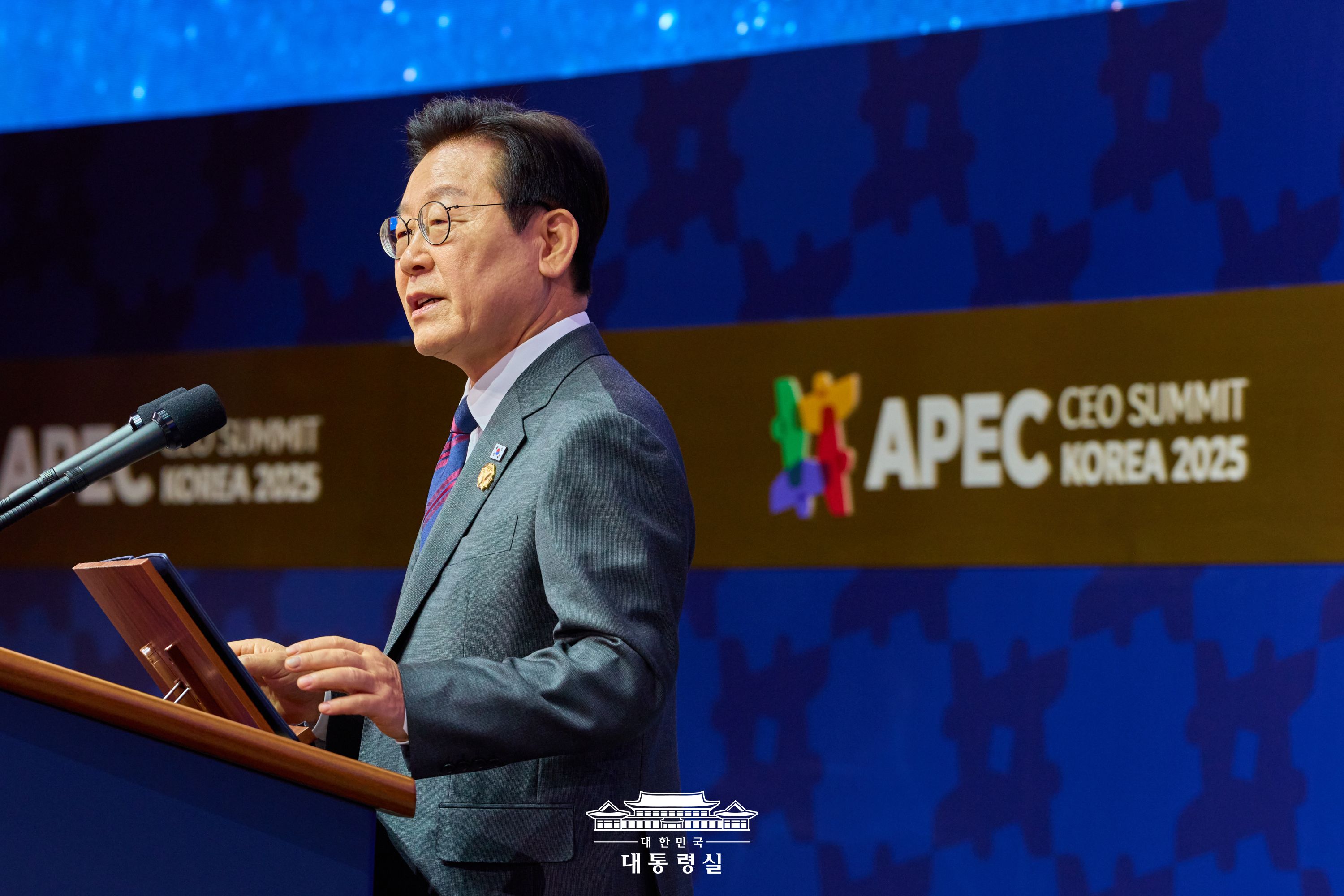 Le président Lee Jae Myung s’exprime lors de la cérémonie d’ouverture du sommet des chefs d’entreprise de la Coopération économique Asie-Pacifique (APEC), au Gyeongju Arts Center, le 29 octobre 2025. © Bureau présidentiel de la République de Corée