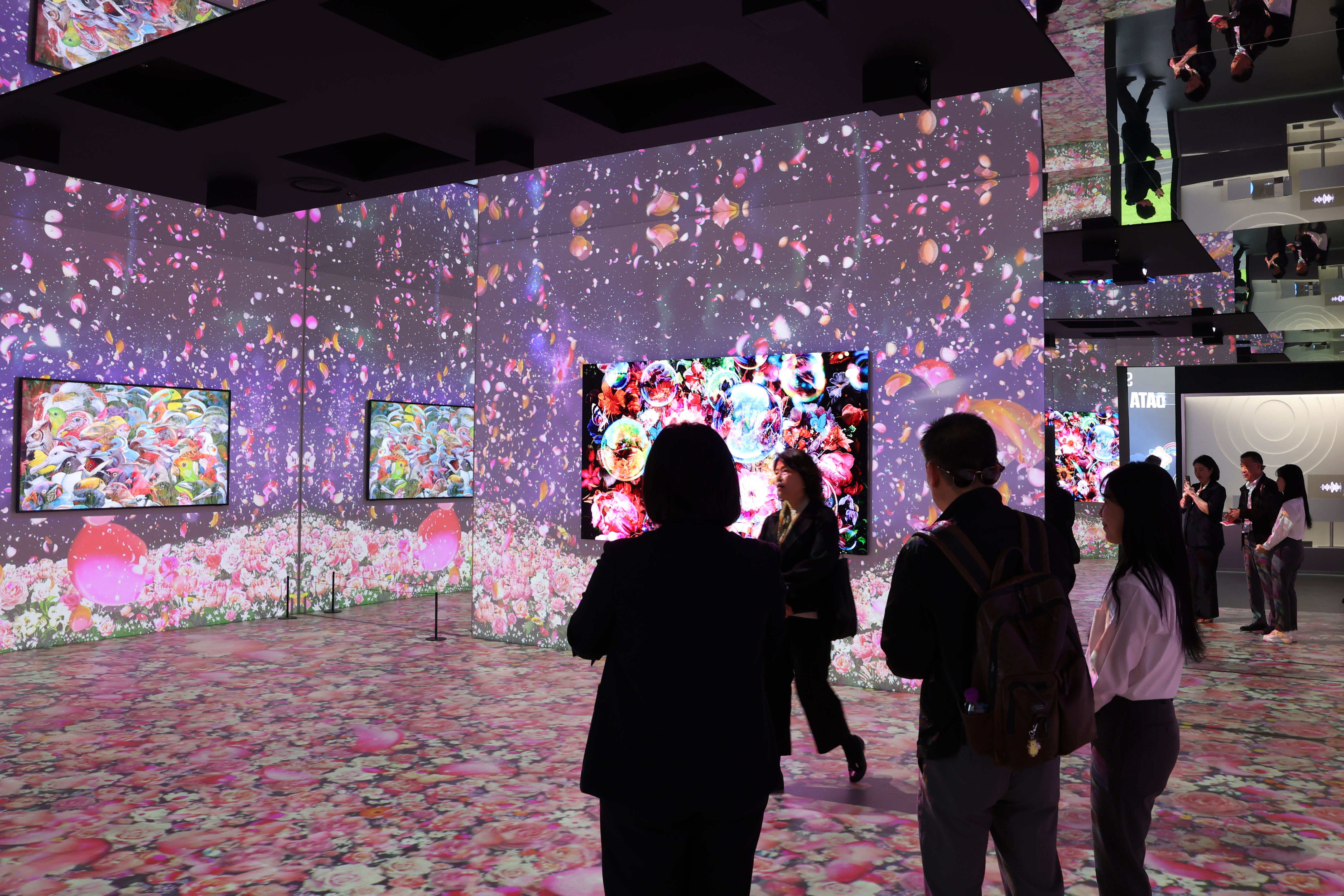 Les visiteurs du K-Tech Showcase, installé dans sous un dôme du Gyeongju Expo Grand Park, dans le Gyeongsang du Nord, observent Art Cube, une exposition visuelle mettant les téléviseurs Samsung Neo QLED 8K et Micro LED à l’honneur, le 29 octobre 2025. © Park Daejin / Korea.net