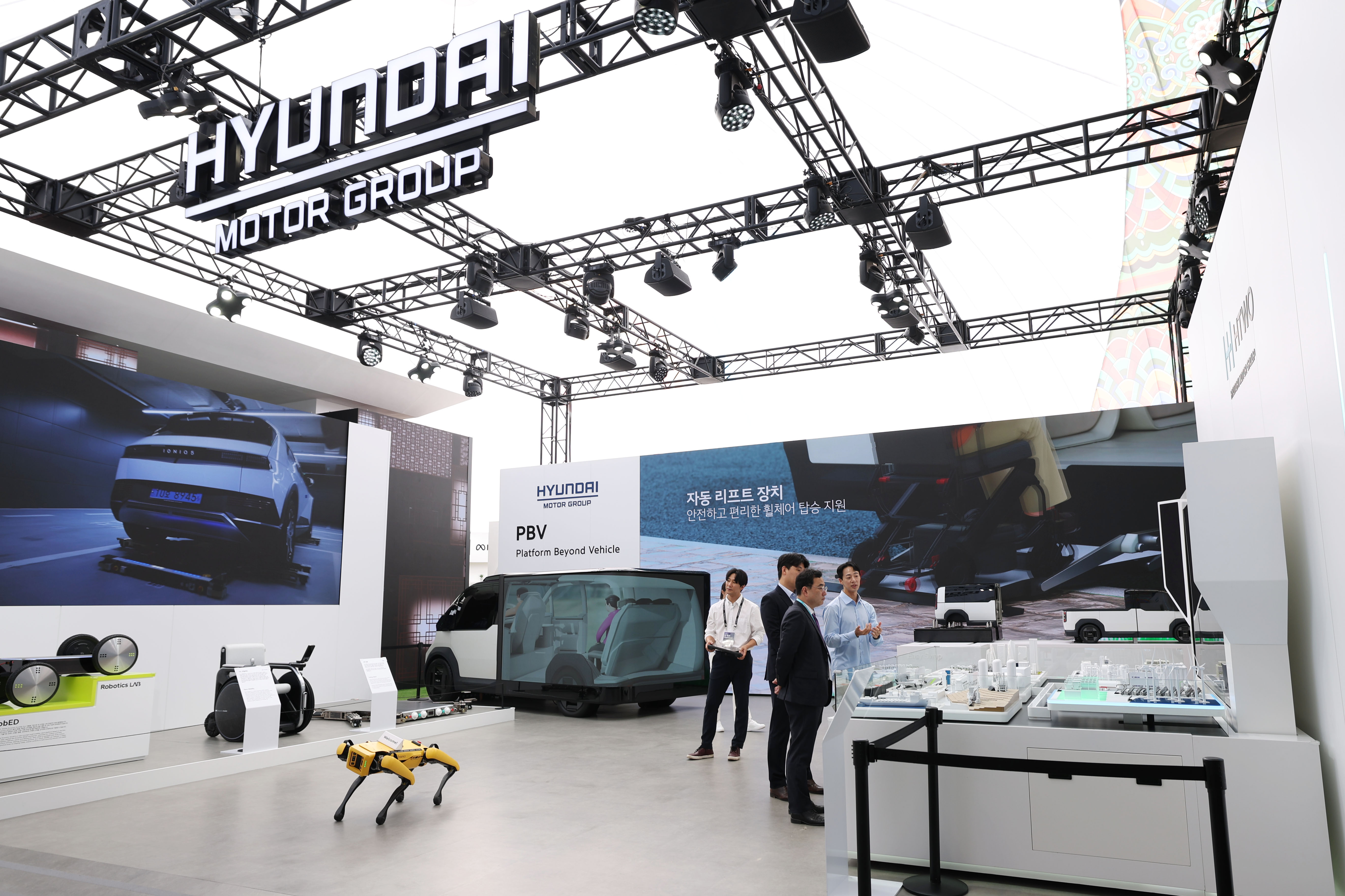 Le stand du groupe Hyundai Motor Group lors du salon K-Tech Showcase, au Gyeongju Expo Grand Park, le 29 octobre 2025. © Park Daejin / Korea.net