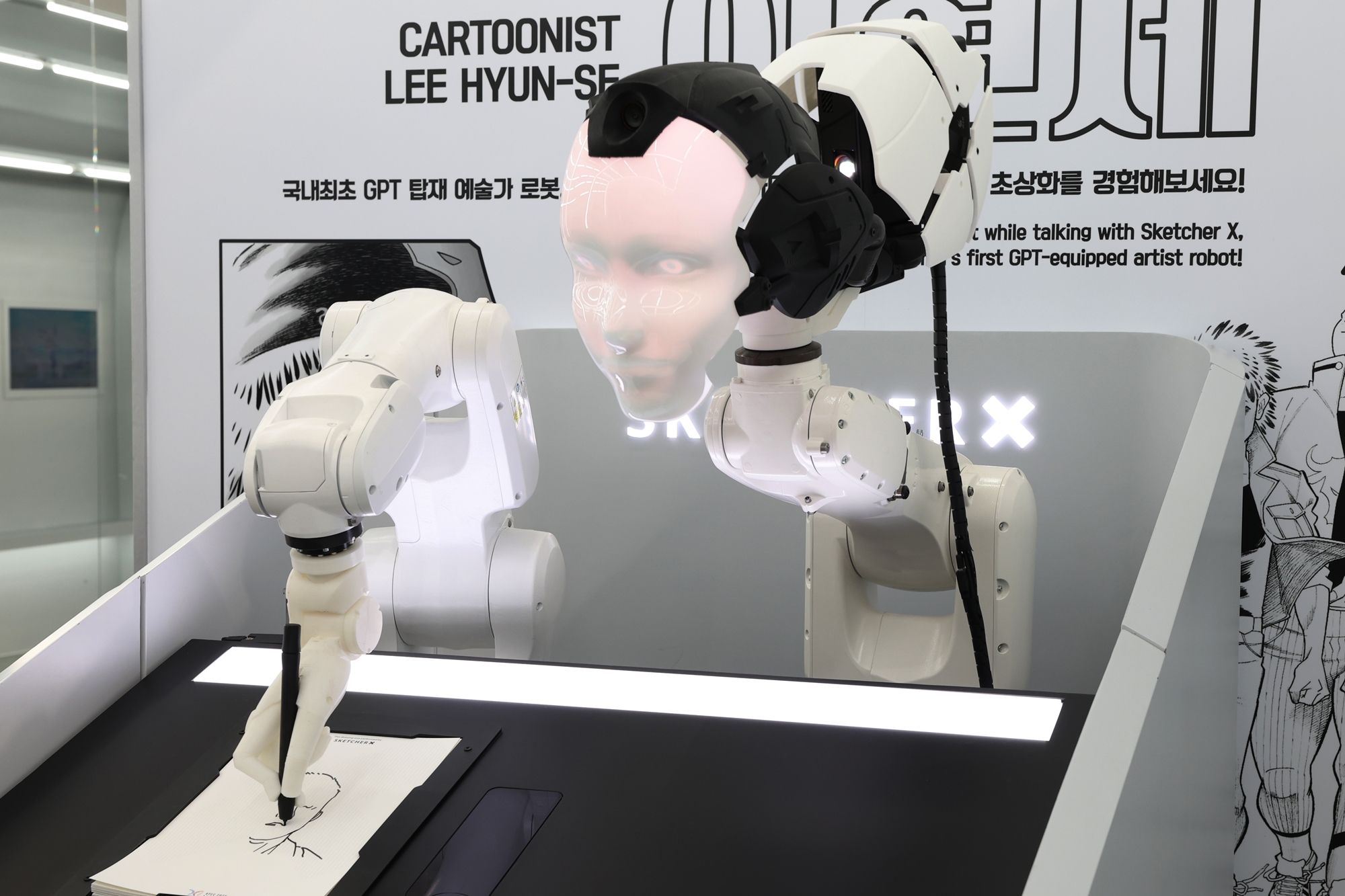 Un robot dessinateur doté d'une IA dessine un portrait à l’aide son IA, dans le salon K-Business Square installé au Gyeongju Expo Grand Park, le 29 octobre 2025. © Park Daejin / Korea.net