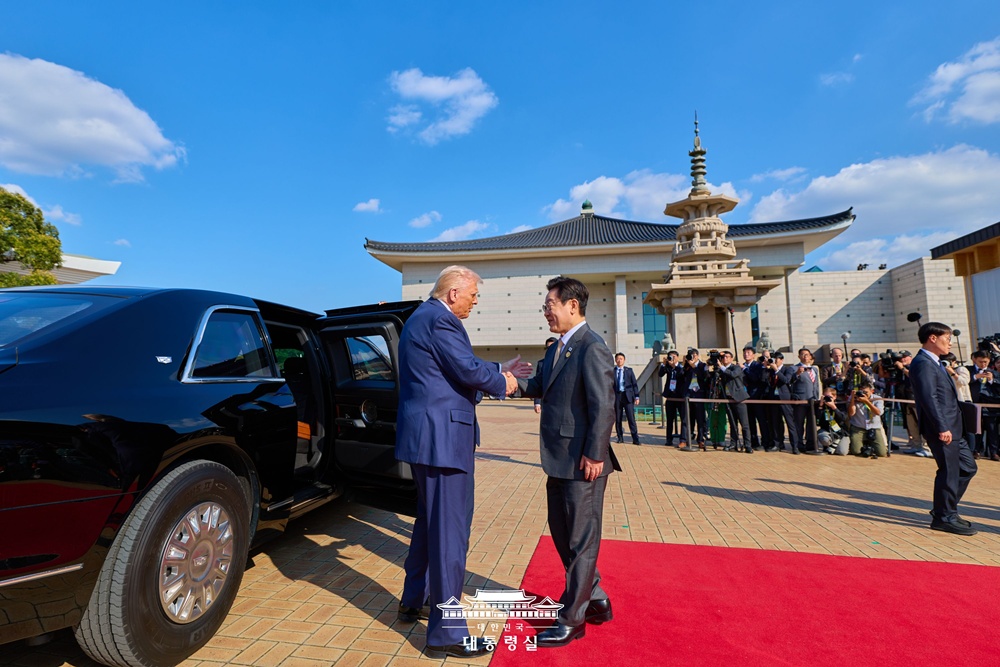Le président Lee Jae Myung accueille son homologue américain Donald Trump devant le musée national de Gyeongju, le 29 octobre 2025. © Bureau présidentiel de la République de Corée