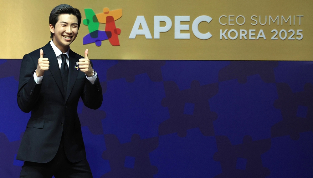 Le leader du groupe BTS, RM, lors de son discours à la cérémonie d’ouverture du sommet des chefs d’entreprise de la Coopération économique Asie-Pacifique (APEC), au Gyeongju Arts Center, le 29 octobre 2025. © Agence de presse Yonhap