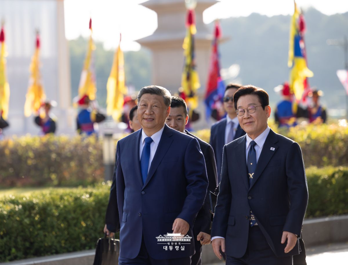 Le président Lee Jae Myung et Xi Jinping avant leur réunion au musée national de Corée à Gyeongju, le 1er novembre 2025. © Bureau présidentiel de la République de Corée