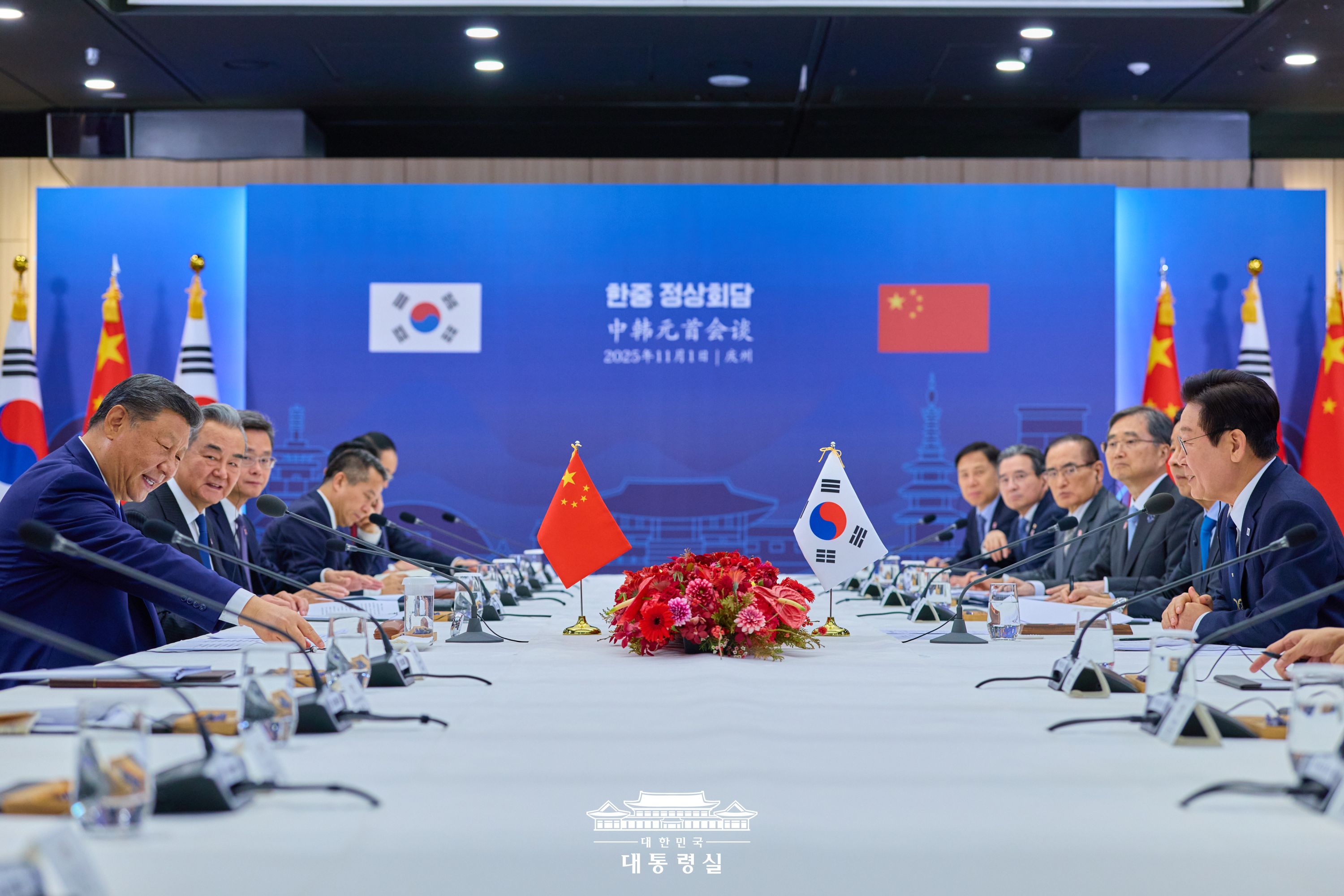 Le président Lee Jae Myung et Xi Jinping s’entretiennent au musée national de Corée à Gyeongju, le 1er novembre 2025. © Bureau présidentiel de la République de Corée
