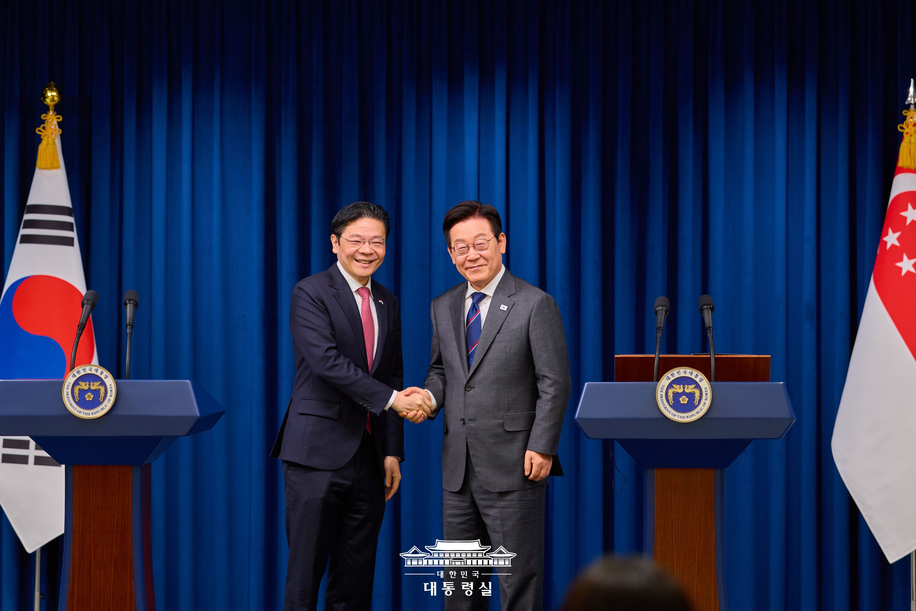 ﻿Le président Lee Jae Myung s’entretient avec le Premier ministre de Singapour, Lawrence Wong, au bureau présidentiel de Yongsan, à Séoul, le 2 novembre 2025. © Bureau présidentiel de la République de Corée