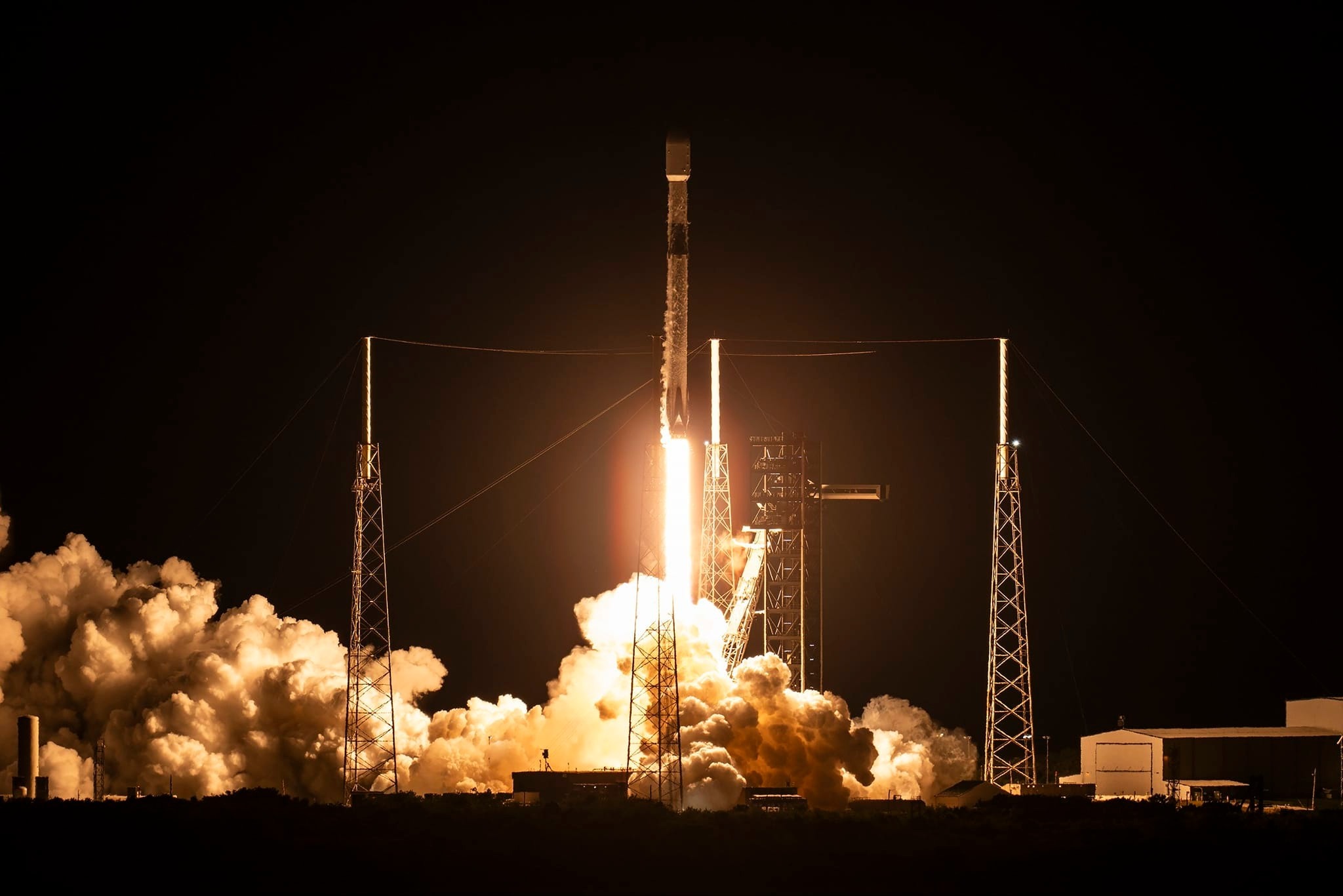 Le cinquième satellite de reconnaissance de l’armée coréenne embarqué à bord du lanceur Falcon 9 de l’entreprise américaine Space X décolle depuis la base spatiale de Cape Canaveral, en Floride, le 2 novembre 2025. © Ministère de la Défense