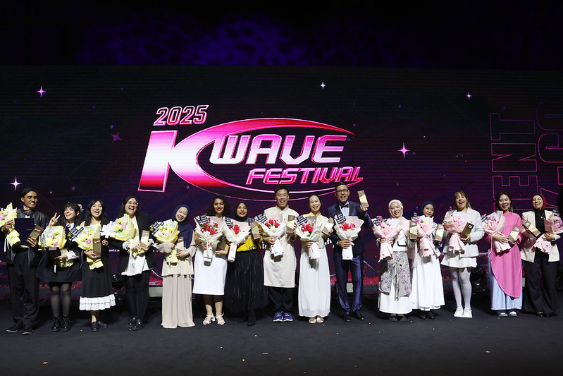 Les quinze laur&eacute;ats du K-Wave Festival 2025, &agrave; S&eacute;oul, le 8 novembre 2025. &copy; Lee Jeong Woo / Korea.net