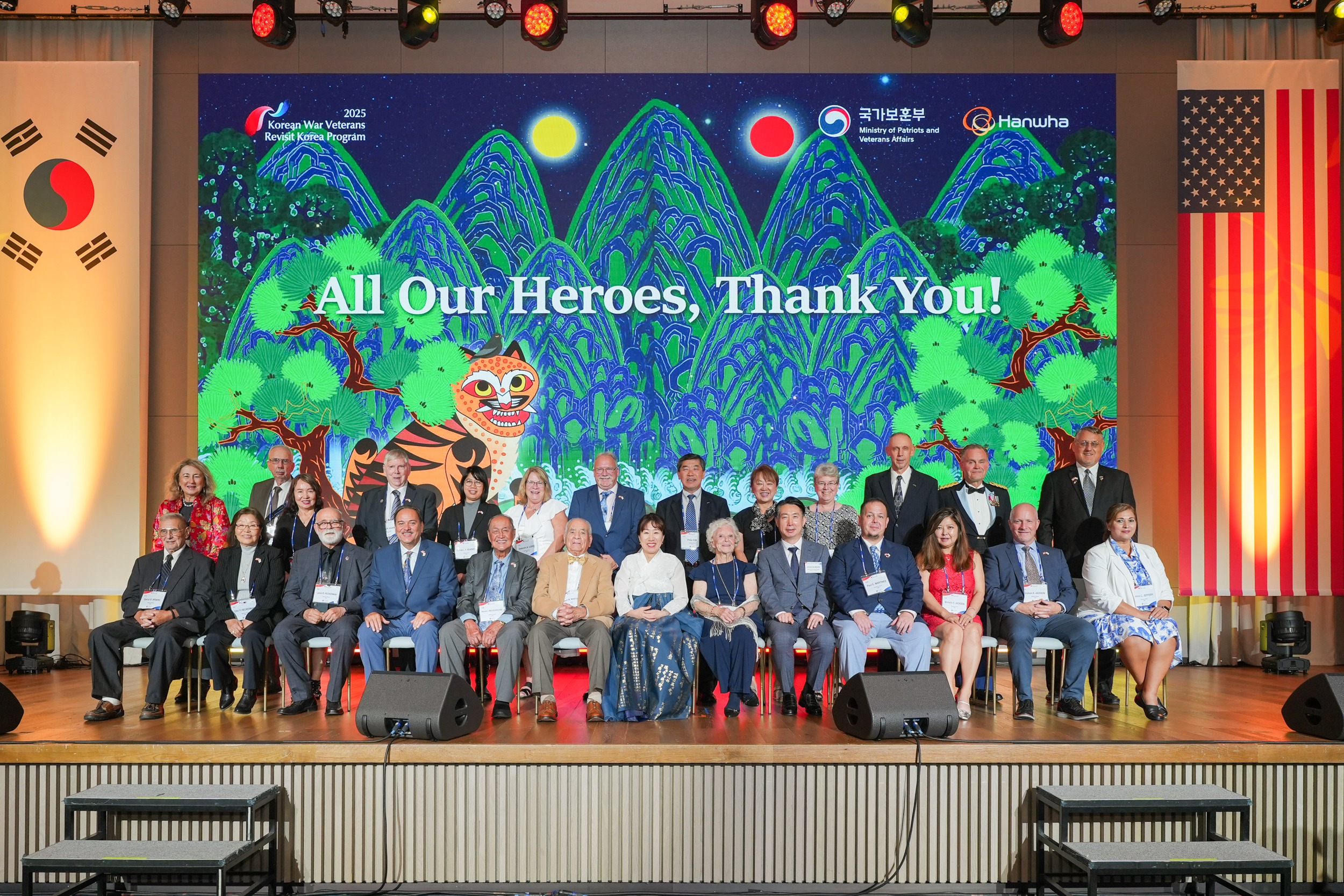 La vice-ministre des Patriotes et des Anciens combattants, Kang Yun-jin, pose aux côtés de vétérans de la guerre de Corée visitant le pays dans le cadre du Revisit Korea Program, à Busan, le 19 septembre 2025. © Ministère des Patriotes et des Anciens combattants