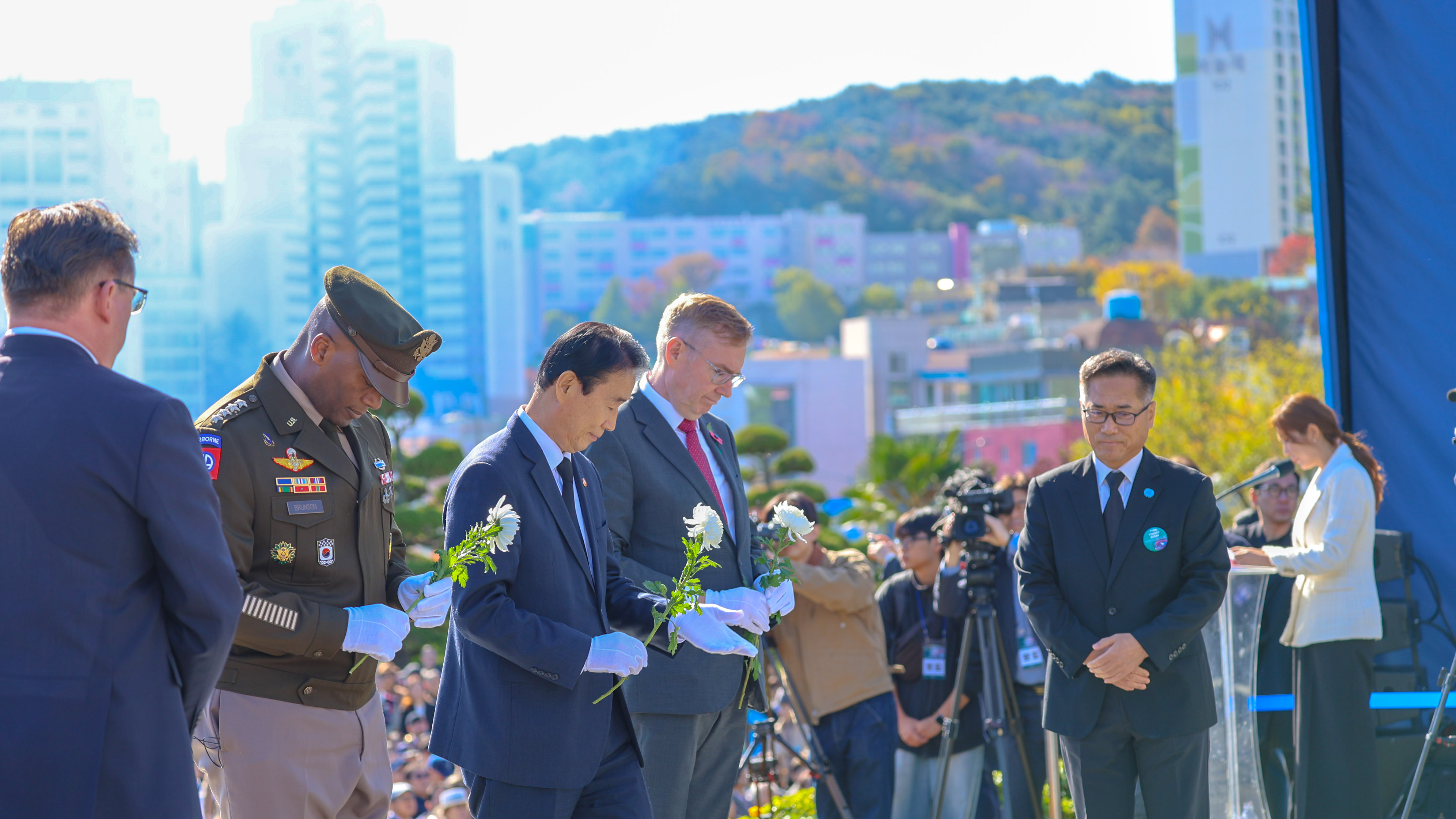 Le ministre des Patriotes et des Anciens combattants, Kwon Oh-eul, observe une minute de silence après avoir déposé une gerbe au monument aux morts du cimetière des Nations unies, à Busan, le 11 novembre 2025. © Ministère des Patriotes et des Anciens combattants