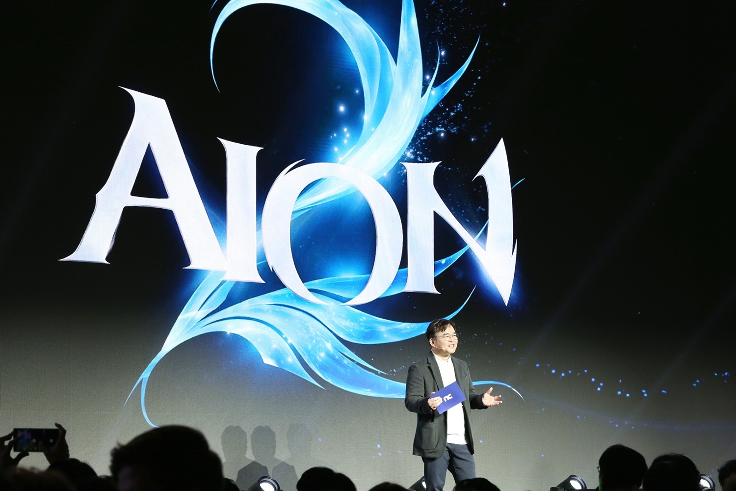 Le vice-pr&eacute;sident de NCSoft, Lee Seong-gu, pr&eacute;sente le nouveau MMORPG de la soci&eacute;t&eacute;, Aion 2, au GeForce Gamer Festival, &agrave; S&eacute;oul, le 30 mai 2025. &copy; NCSoft