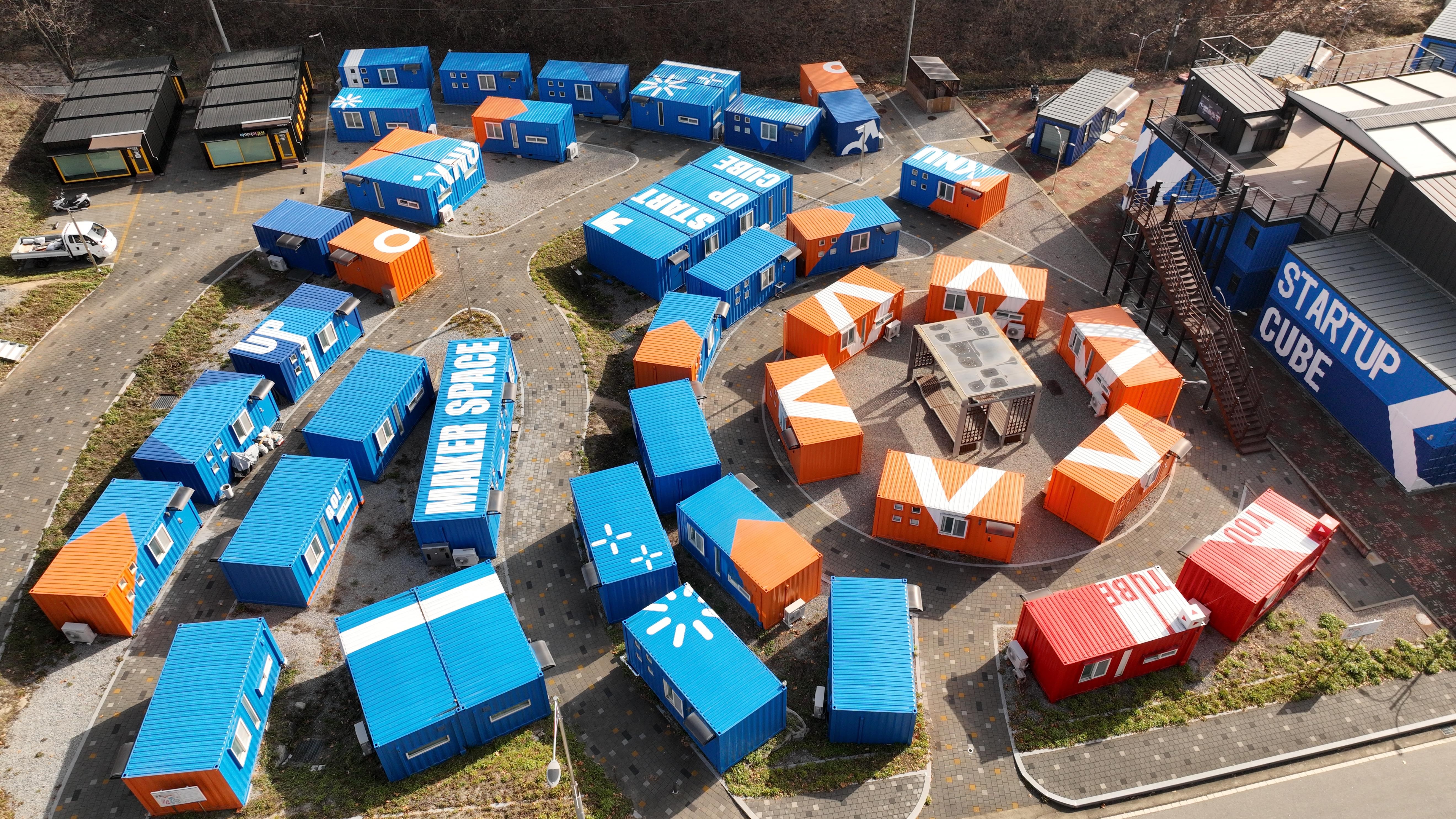 Le KNU Startup Cube comprend des espaces de coworking, des ateliers de création, des salles de cours et des salles de réunion. Il accueille environ 70 initiatives prometteuses dans le domaine de la biotechnologie, portées par des clubs étudiants, des laboratoires de recherche et des entreprises. © Centre d’innovation technologique de l'université nationale du Kangwon