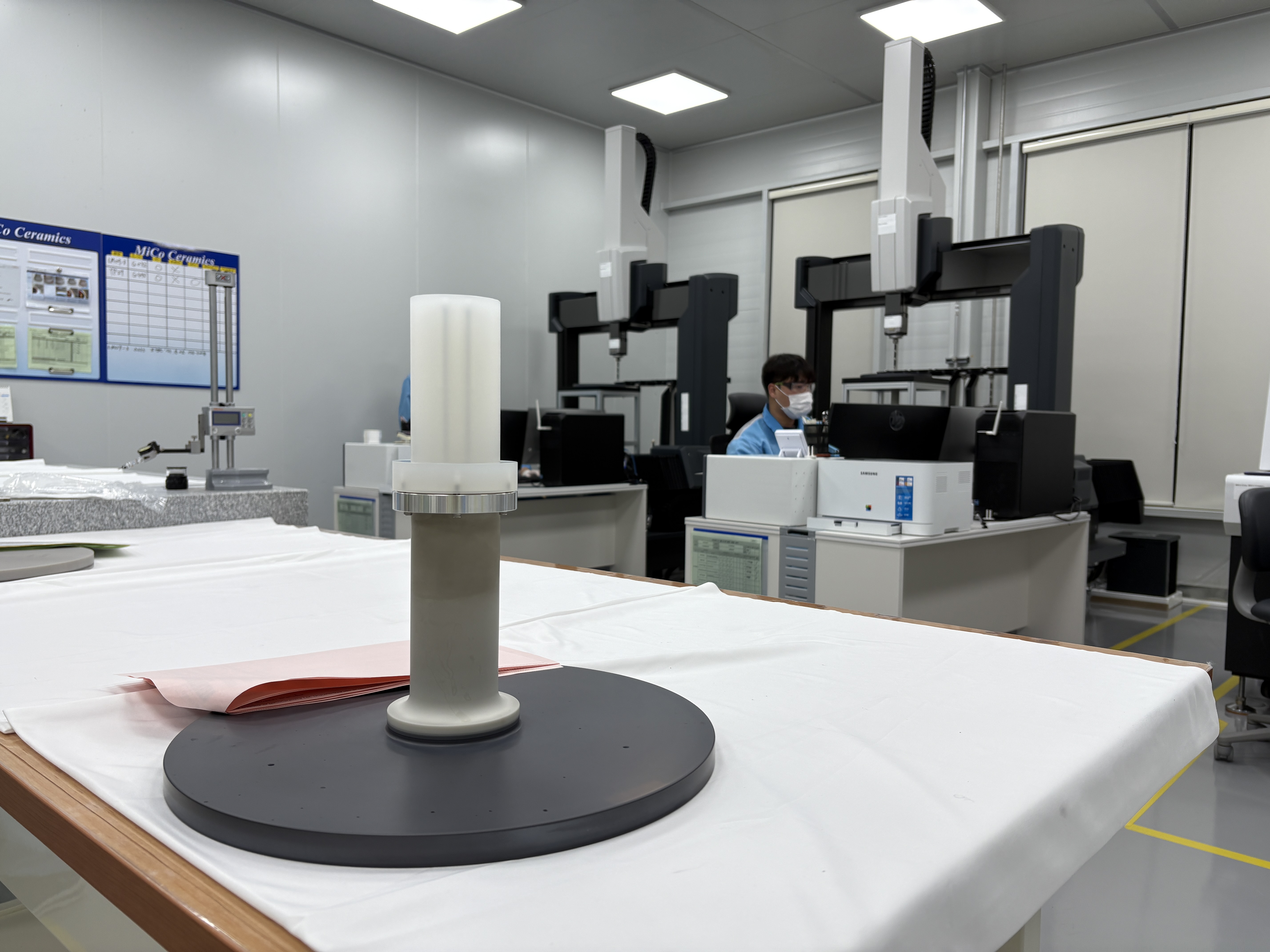 Un employé de la société MicoCeramics mesure les dimensions d'un élément chauffant en nitrure d'aluminium (AlN) utilisé dans les équipements pour semi-conducteurs, dans la salle de contrôle qualité de l'usine n° 4 de Gangneung, le 6 novembre 2025. Ce contrôle est une étape essentielle pour vérifier la conformité du produit aux normes de conception. © Charles Audouin / Korea.net