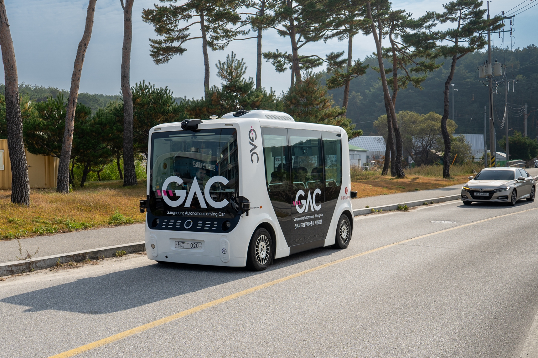 Une navette à conduite autonome de la ville de Gangneung. Les véhicules autonomes sont une composante essentielle des systèmes de transport intelligents (STI), qui utilisent les technologies de l'information et de la communication (info trafic en temps réel, affichage des horaires de passage des transports en commun) pour améliorer la sécurité et l'efficacité des déplacements. © Ville de Gangneung