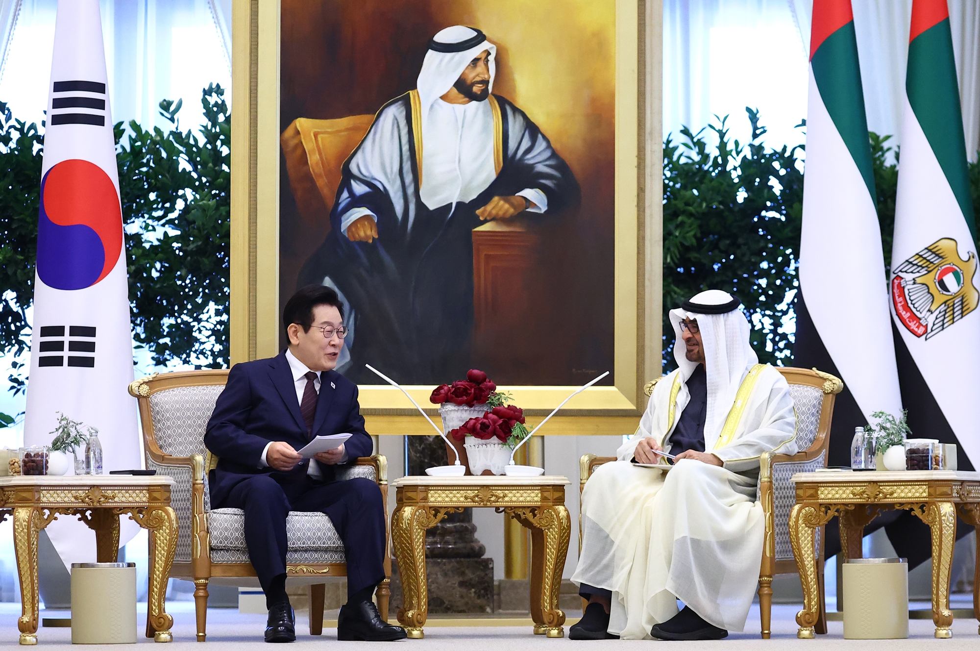 Le président Lee Jae Myung et son homologue émirati, Mohammed ben Zayed Al Nahyane s’entretiennent au palais présidentiel à Abou Dhabi, le 18 novembre 2025. © Agence de presse Yonhap