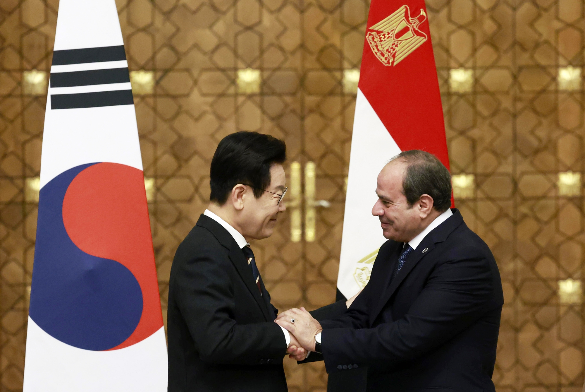 Le pr&eacute;sident Lee Jae Myung et son homologue &eacute;gyptien Abdel Fattah al-Sissi lors de leur conf&eacute;rence de presse commune, au Caire, le 20 novembre 2025. &copy; Agence de presse Yonhap