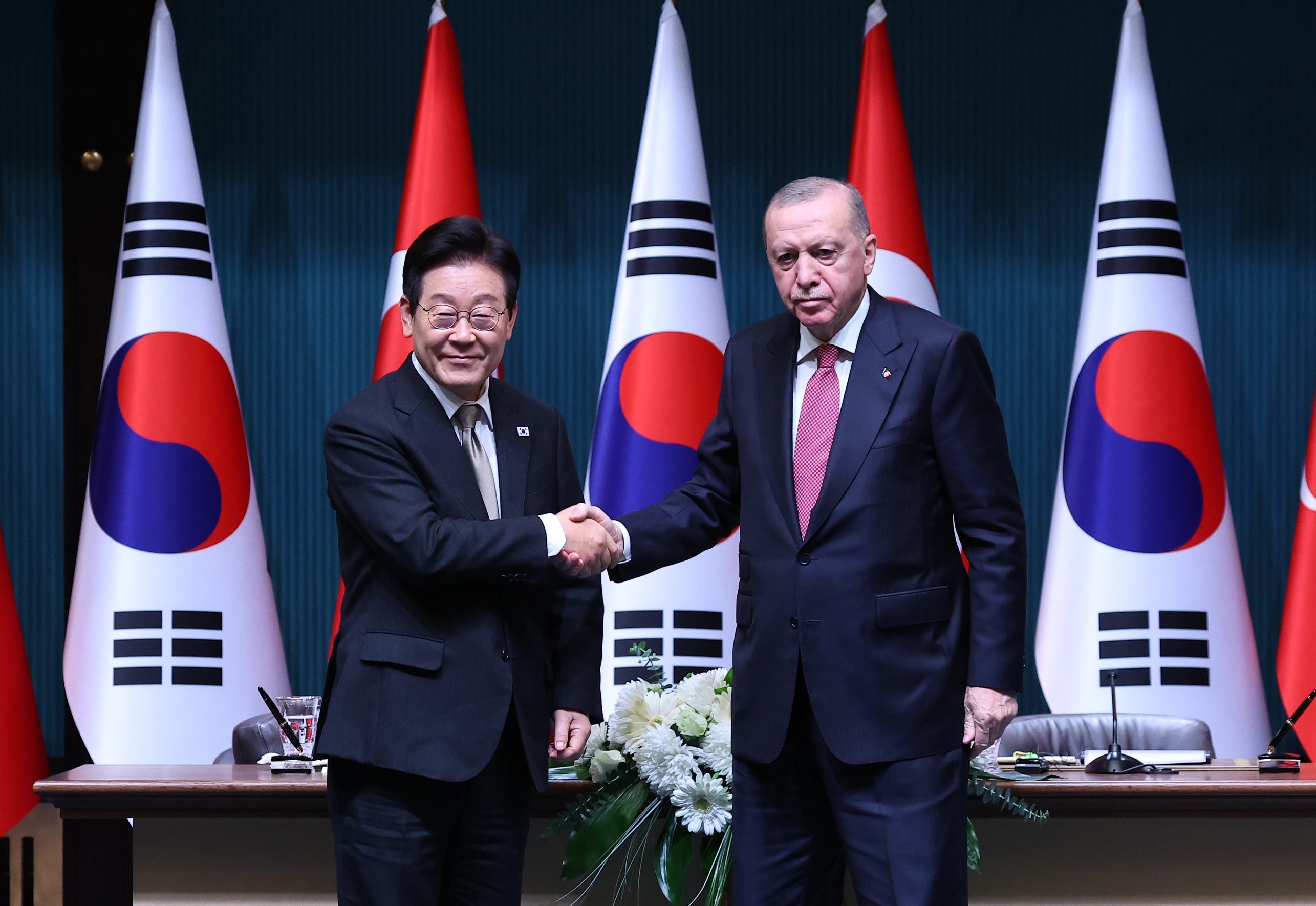 Le président Lee Jae Myung (à gauche) et son homologue turc Recep Tayyip Erdogan posent lors de leur rencontre à Ankara, en Turquie, le 24 novembre 2025. © Agence de presse Yonhap