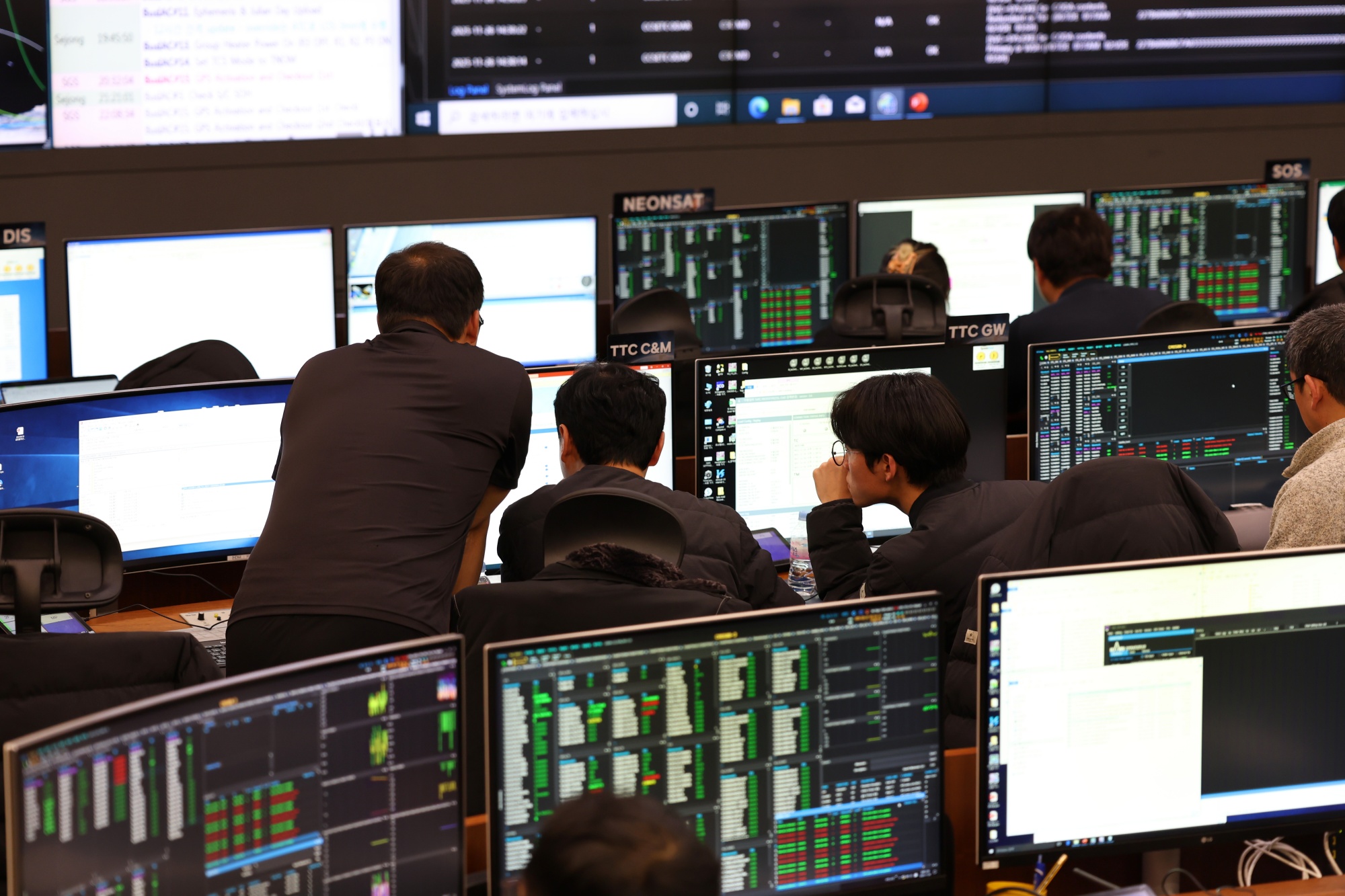 Des chercheurs de l’Institut coréen de recherche aérospatiale (KARI) suivent le satellite CAS500-3 depuis Daejeon, le 27 novembre 2025. © Institut coréen de recherche aérospatiale