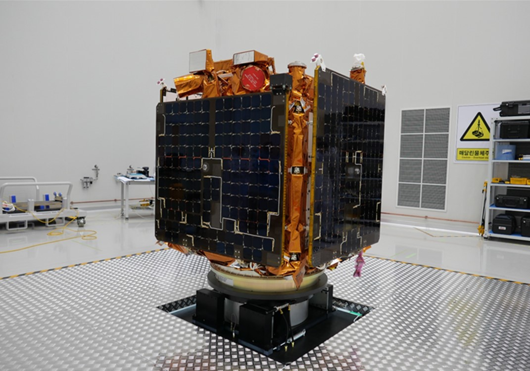 Le satellite CAS500-3, qui mesure 1,92 mètre de diamètre, 1,76 mètre de hauteur et pèse 516 kilos, a été éjecté de Nuri depuis une plateforme à partir de laquelle les 12 CubeSats ont eux aussi été libérés via leurs tubes de lancement. © Administration coréenne aérospatiale (KASA)