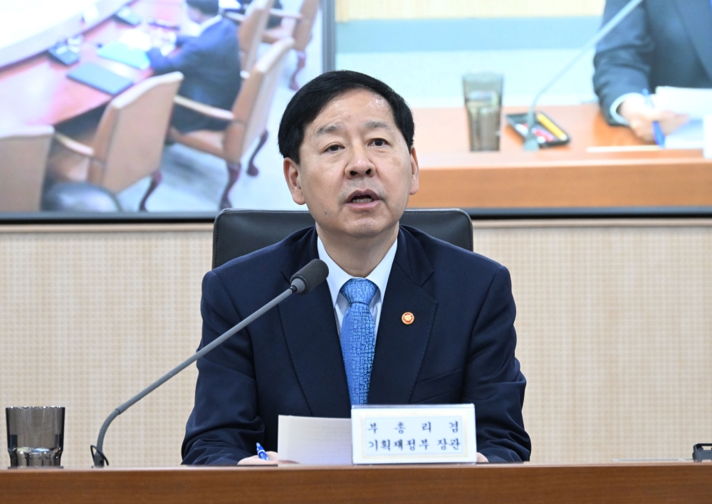Le ministre de l'Economie et des Finances Koo Yun Cheol s’exprime lors d’une réunion à Sejong, le 26 novembre 2025. © Ministère de l'Economie et des Finances