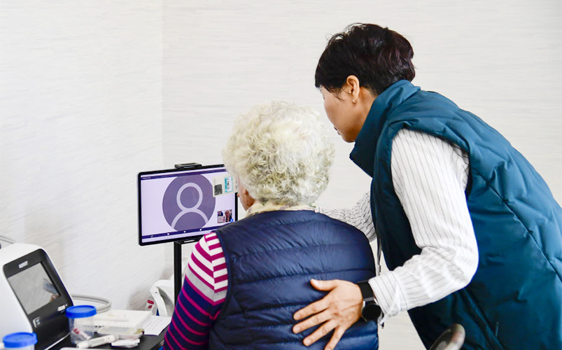 Une personne âgée passe une consultation en ligne dans une clinique de Namwon, dans le Jeolla du Nord. © Ville de Namwon