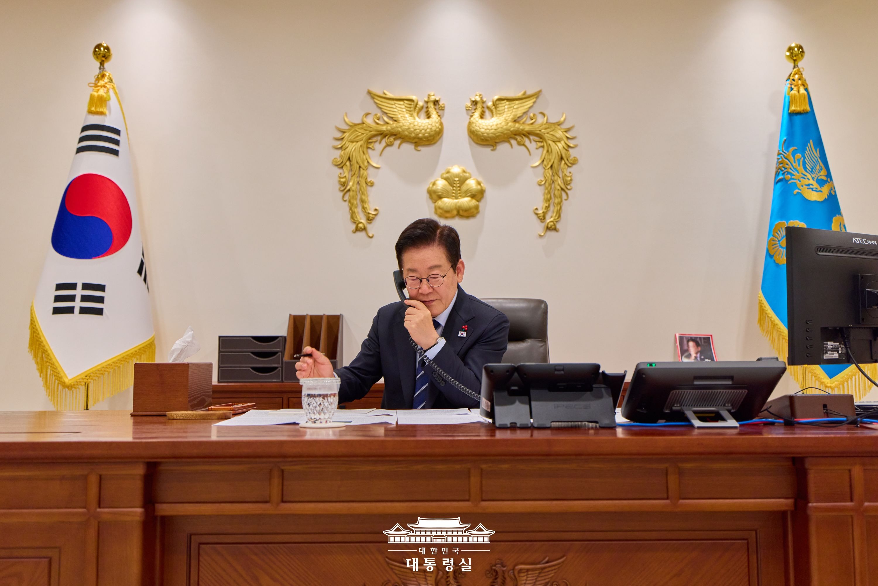 Le pr&eacute;sident Lee Jae Myung s&rsquo;entretient par t&eacute;l&eacute;phone avec son homologue roumain Nicusor Dan depuis le bureau pr&eacute;sidentiel de Yongsan, &agrave; S&eacute;oul, le 4 d&eacute;cembre 2025. &copy; Bureau pr&eacute;sidentiel de la R&eacute;publique de Cor&eacute;e