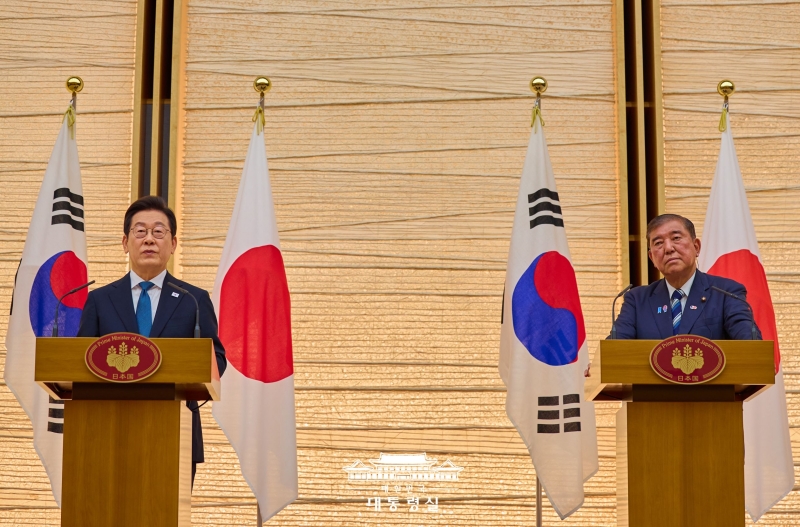 Le président Lee Jae Myung et le Premier ministre japonais Shigeru Ishiba tiennent une conférence de presse conjointe à l’issue de leur sommet à Tokyo, le 23 août 2025. Dès son entrée en fonction, Lee Jae Myung a multiplié les rencontres avec les principaux pays alliés et voisins de la Corée. Parmi les plus marquantes : son entretien avec le président américain Donald Trump, le 25 août à Washington D.C., consacré aux relations avec la Corée du Nord et au renforcement de la coopération bilatérale, notamment dans la construction navale. Deux jours plus tôt, il avait rencontré le Premier ministre Ishiba à Tokyo afin de préparer un cadre de coopération pour le 60ᵉ anniversaire de la normalisation des relations diplomatiques. Le président s’est également entretenu avec son homologue chinois Xi Jinping lors de sa visite d’État en Corée, la première depuis 2014, à l’occasion du sommet de la Coopération économique Asie-Pacifique à Gyeongju, le 3 novembre. © Bureau présidentiel de la République de Corée