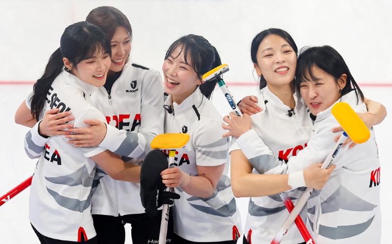 Les cinq membres de l’équipe coréenne de curling célèbrent leur victoire en finale des Jeux asiatiques d’hiver de Harbin, en Chine, le 14 février 2025. La Corée a terminé deuxième du classement général avec 45 médailles : 16 d’or, 15 d’argent et 14 de bronze. Elle égalise ainsi son record de médailles d’or établi lors des précédents Jeux de Sapporo, en 2017. © Agence de presse Yonhap
