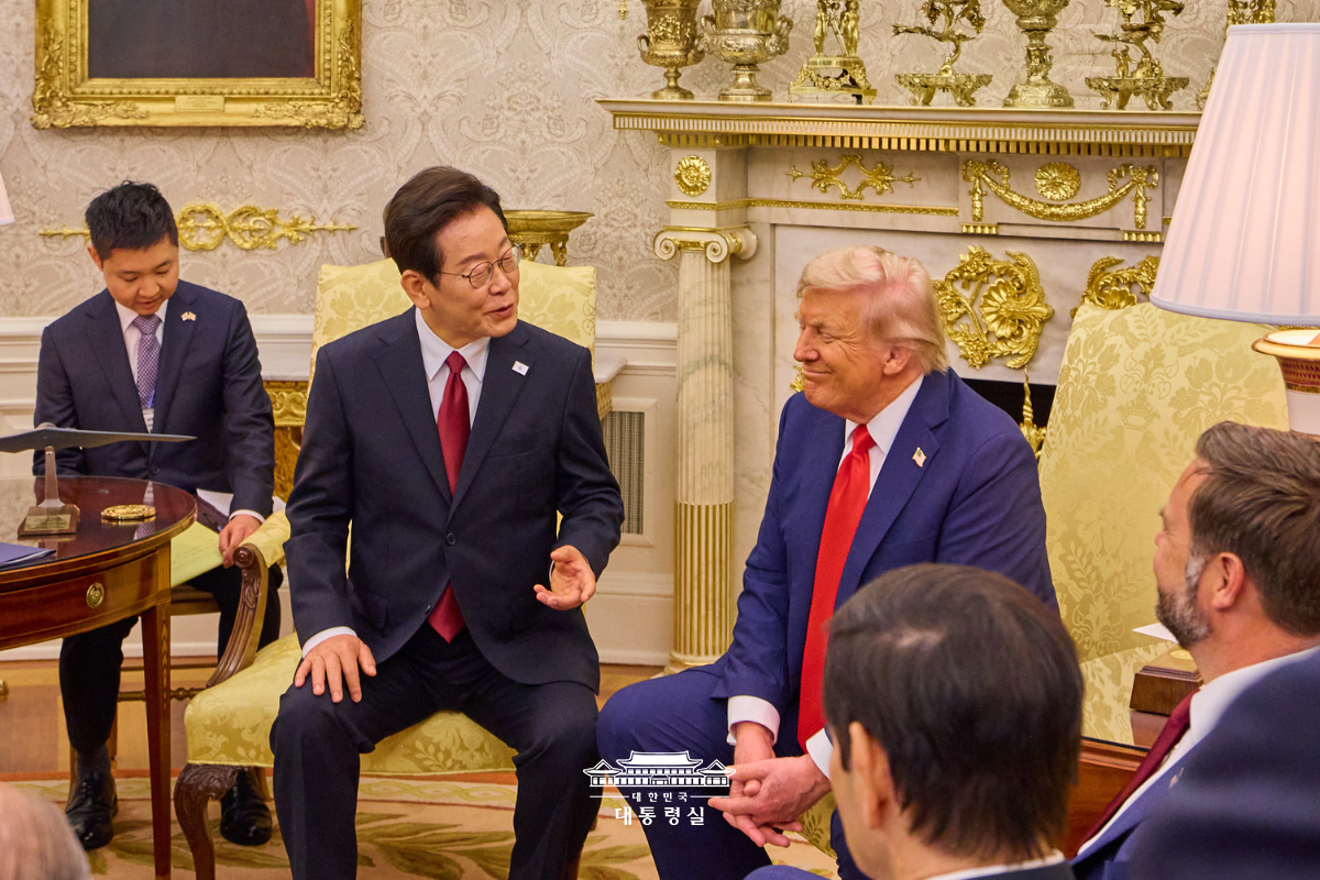 Le président Lee Jae Myung discute avec son homologue américain Donald Trump, à la Maison Blanche de Washington D.C., le 25 août 2025. © Bureau présidentiel de la République de Corée