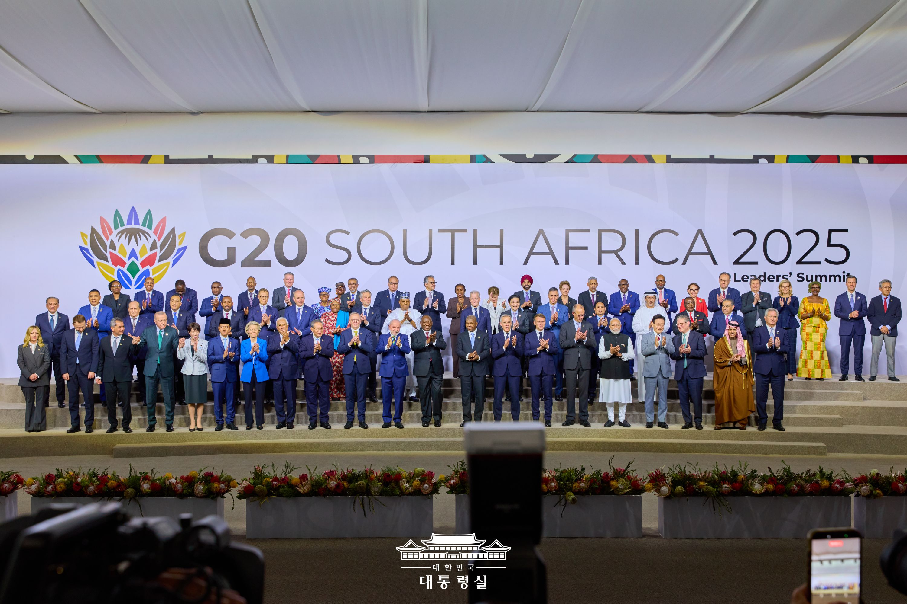 Les dirigeants invités au sommet du G20 de Johannesburg, en Afrique du Sud, posent pour une photo, le 22 novembre 2025. © Bureau présidentiel de la République de Corée