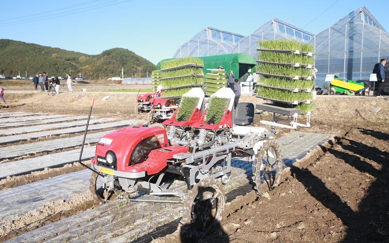 Un tracteur autonome &agrave; l&rsquo;&oelig;uvre dans un champ. &copy; National Institute of Agricultural Sciences