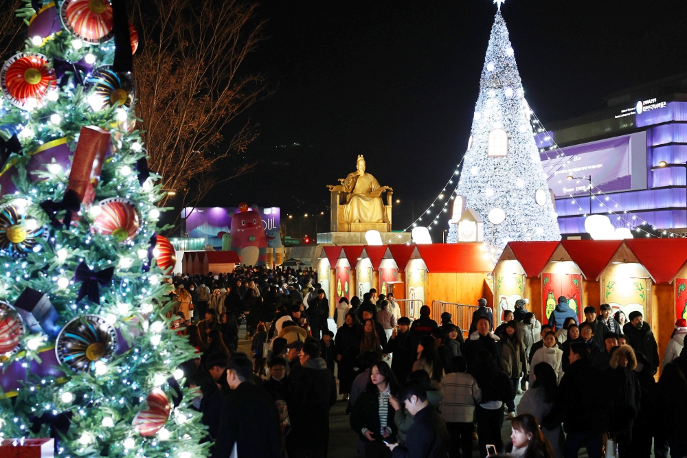 Le marché de Noël de Séoul se déroule sur la place Gwanghwamun, dans le centre de la ville, le 14 décembre 2025. © Lee Jeong Woo / Korea.net