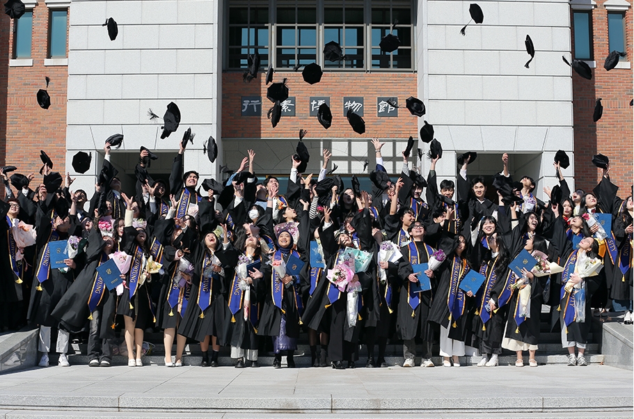 Des étudiants étrangers lors d’une cérémonie de remise des diplômes à l’université Keimyung, à Daegu, le 18 février 2025. © Université Keimyung