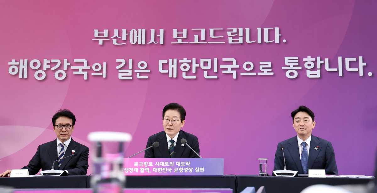 Le pr&eacute;sident Lee Jae Myung s&rsquo;exprime lors d&rsquo;une r&eacute;union au si&egrave;ge du minist&egrave;re des Affaires maritimes et de la P&ecirc;che &agrave; Busan, le 23 d&eacute;cembre 2025. &copy; Agence de presse Yonhap