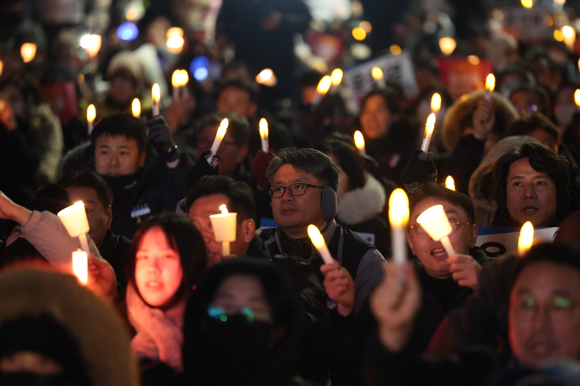 Des manifestants participent &agrave; une veill&eacute;e aux bougies r&eacute;clamant la destitution de l&rsquo;ex-pr&eacute;sident Yoon Suk Yeol, pr&egrave;s de l&rsquo;Assembl&eacute;e nationale &agrave; S&eacute;oul, le 6 d&eacute;cembre 2024. &copy; Agence de presse Yonhap
