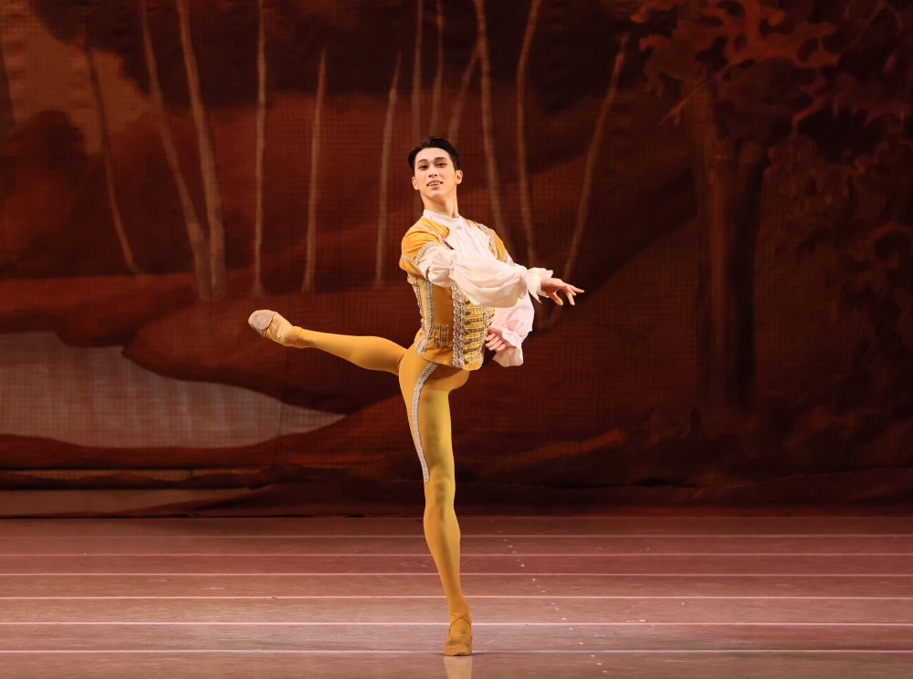 Jeon Minchul, premier soliste du th&eacute;&acirc;tre Mariinsky, danse lors d&rsquo;une repr&eacute;sentation de &laquo; La Belle au bois dormant &raquo;. &copy; Natasha Razina / Th&eacute;&acirc;tre Mariinsky