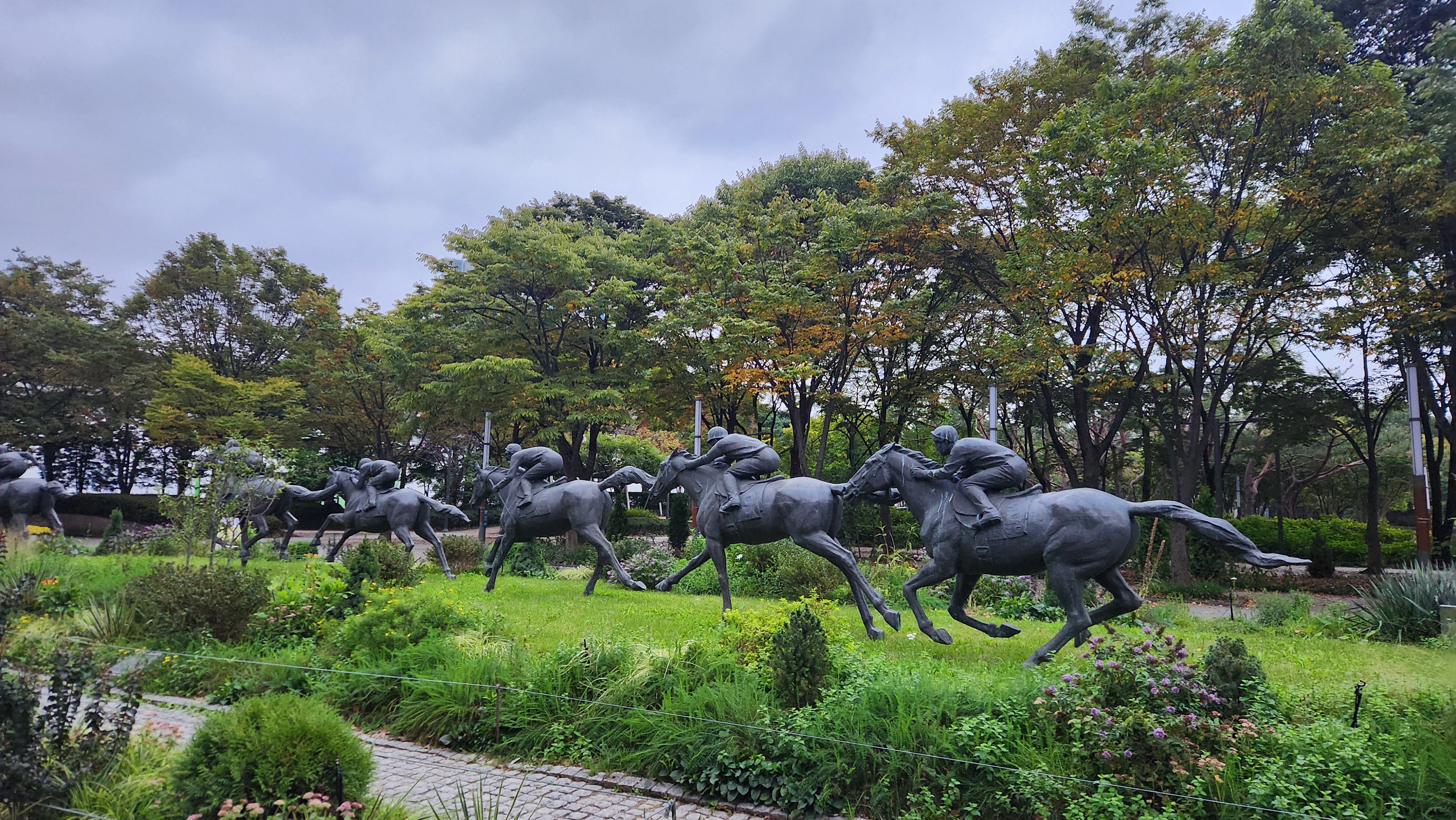 Des statues de chevaux de course dans la forêt de Séoul. © Lee Jihae / Korea.net