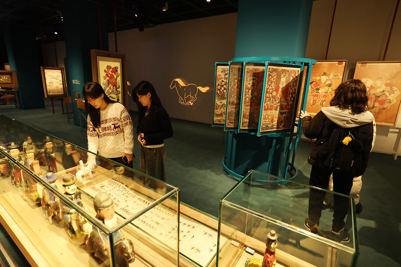 Les visiteuses découvrent l’exposition spéciale au musée folklorique national de Corée. © Park Daejin / Korea.net