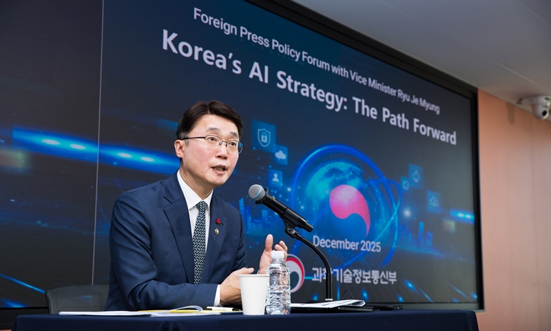 Le deuxi&egrave;me vice-ministre des Sciences et des TIC, Ryu Je Myung, pr&eacute;sente la vision du gouvernement en mati&egrave;re d&rsquo;intelligence artificielle lors d&rsquo;une r&eacute;union d&rsquo;information tenue au Kocis Center, &agrave; S&eacute;oul, le 5 d&eacute;cembre 2025. &copy; Minist&egrave;re des Sciences et des TIC