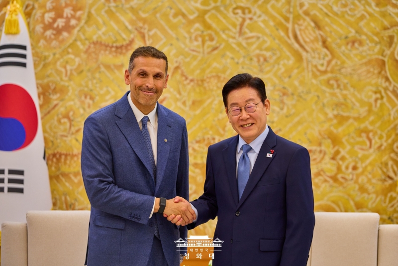 Le pr&eacute;sident Lee Jae Myung et Khaldoon Al Mubarak, pr&eacute;sident de l'Autorit&eacute; des Affaires ex&eacute;cutives d'Abou Dhabi, &agrave; Cheong Wa Dae, le 15 janvier 2026. &copy; Cheong Wa Dae