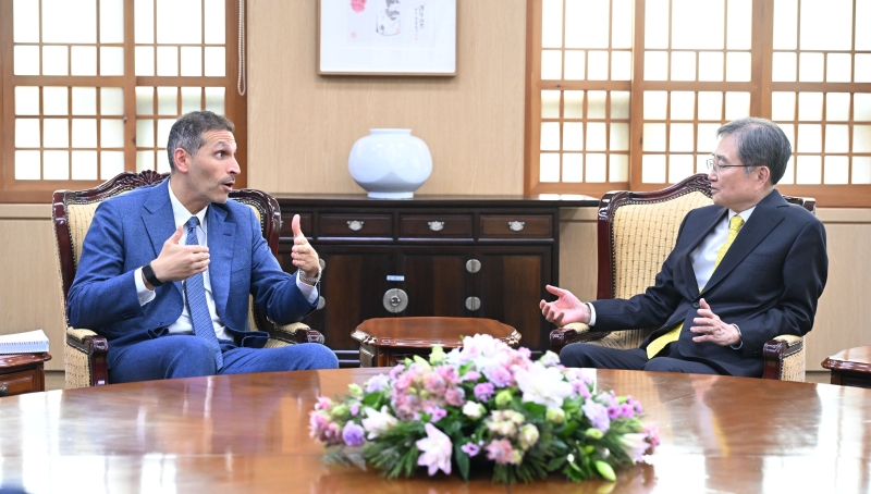 Le ministre des Affaires &eacute;trang&egrave;res, Cho Hyun, et Khaldoon Al Mubarak, pr&eacute;sident de l'Autorit&eacute; des Affaires ex&eacute;cutives d'Abou Dhabi, discutent au si&egrave;ge du minist&egrave;re &agrave; S&eacute;oul, le 15 janvier 2026. &copy; Minist&egrave;re des Affaires &eacute;trang&egrave;res