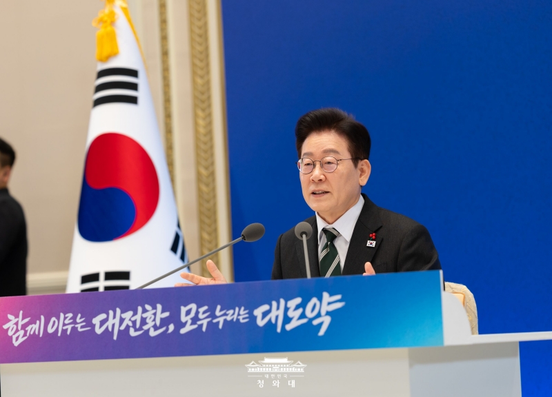 Le pr&eacute;sident Lee Jae Myung donne une conf&eacute;rence de presse organis&eacute;e &agrave; l&rsquo;occasion de la nouvelle ann&eacute;e, au palais pr&eacute;sidentiel de Cheong Wa dae, &agrave; S&eacute;oul, le 21 janvier 2026. &copy; Cheong Wa Dae