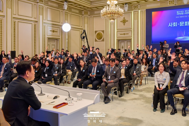Le pr&eacute;sident Lee Jae Myung re&ccedil;oit les questions des journalistes lors d&rsquo;une conf&eacute;rence de presse organis&eacute;e &agrave; l&rsquo;occasion de la nouvelle ann&eacute;e, au palais pr&eacute;sidentiel de Cheong Wa dae, &agrave; S&eacute;oul, le 21 janvier 2026. &copy; Cheong Wa Dae