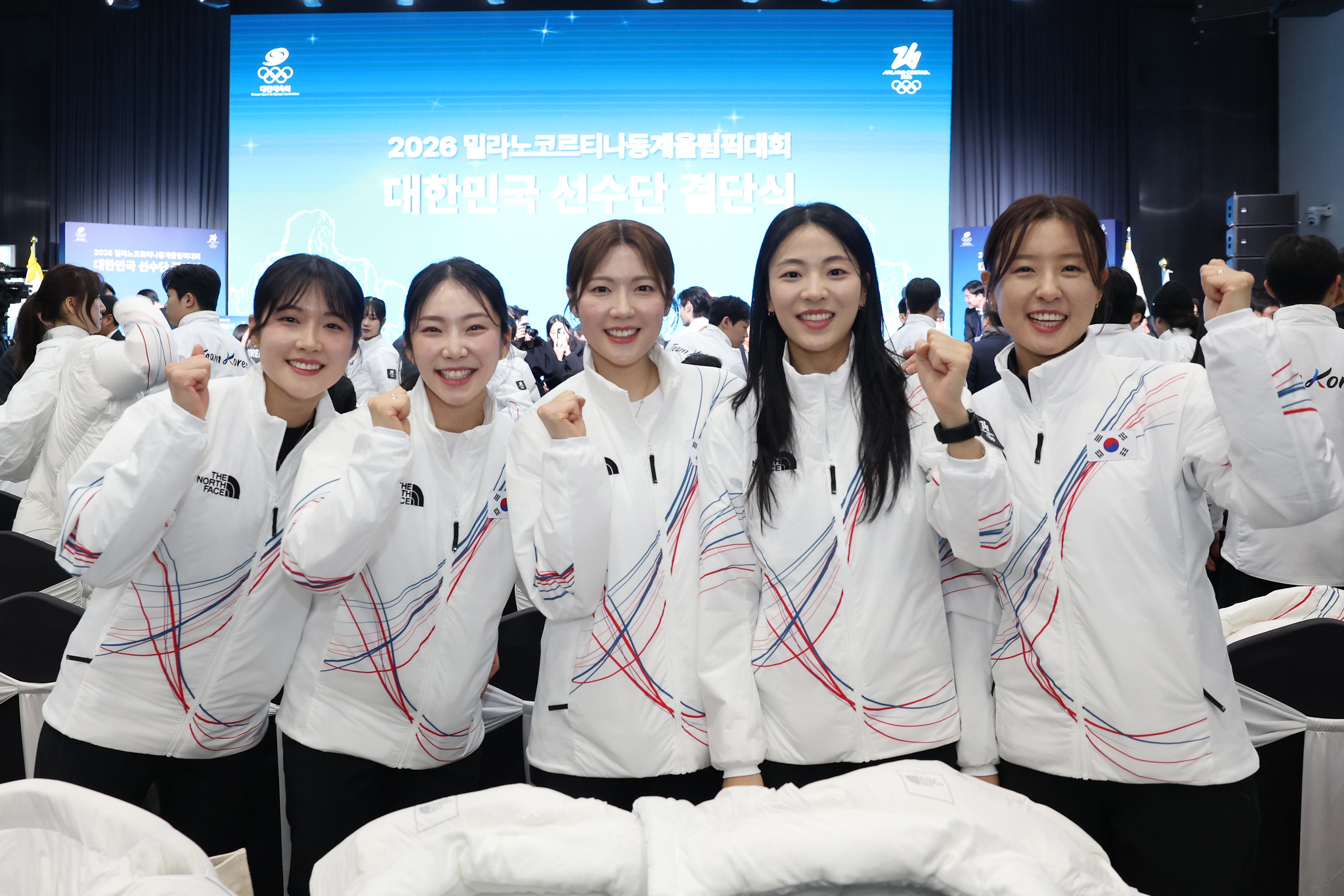 L’équipe féminine coréenne de curling pour les Jeux olympiques d’hiver de Milan Cortina lors de la cérémonie d’encouragement organisée à Séoul, le 22 janvier 2026. © Lee Jeong Woo / Korea.net