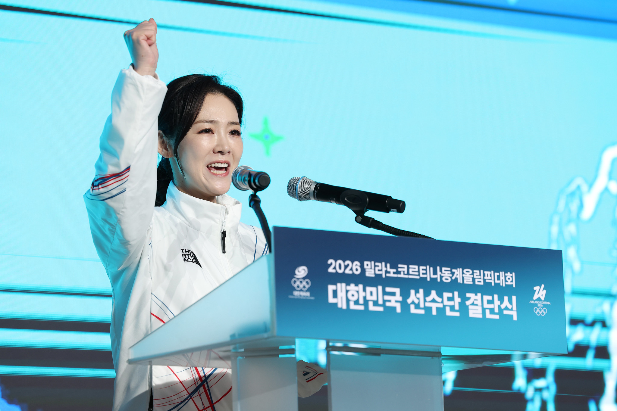 La cheffe de la délégation coréenne aux Jeux olympiques de Milan Cortina, Lee Soo Kyung, encourage les athlètes coréens à l’occasion de la cérémonie d’encouragement organisée au parc olympique de Séoul, le 22 janvier 2026. © Lee Jeong Woo / Korea.net