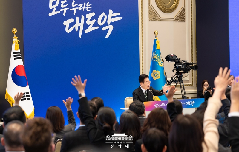 Le président Lee Jae Myung reçoit les questions des journalistes lors d’une conférence de presse organisée à l’occasion de la nouvelle année, au palais présidentiel de Cheong Wa dae, à Séoul, le 21 janvier 2026. © Cheong Wa Dae